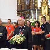 Bp Andrzej F. Dziuba ogłosił nowym przewodnikiem ŁPPM ks. Tomasza Stępniaka (po lewej). Zastąpi on ks. Rafała Babickiego (po prawej)