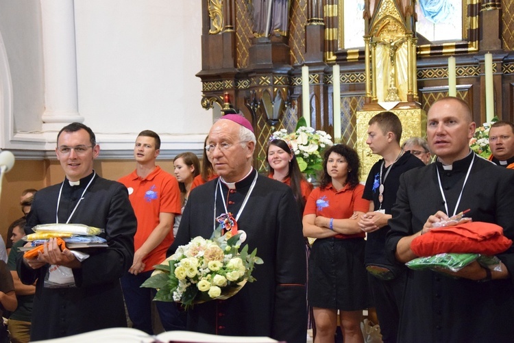 Bp Andrzej F. Dziuba ogłosił nowym przewodnikiem ŁPPM ks. Tomasza Stępniaka (po lewej). Zastąpi on ks. Rafała Babickiego (po prawej)