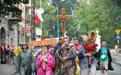 Pielgrzymi idący do Niepokalanowa nocowali m.in. w Skierniewicach