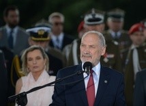 Macierewicz: W Warszawie musi stanąć kolumna chwały Wojska Polskiego