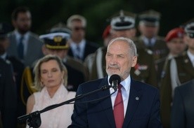 Macierewicz: W Warszawie musi stanąć kolumna chwały Wojska Polskiego