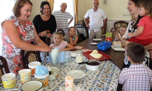 Agata Markowska (z lewej) z mężem Arturem poprowadziła warsztaty serowarskie