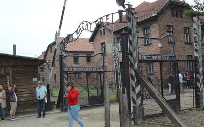 Do skandalicznego zachowania doszło w sąsiedztwie głównej bramy do obozu Auschwitz I.