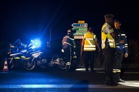Francja: Połowa auta znalazła się w restauracji i powaliła wszystkich klientów i personel