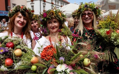 Bukiety przyniosły nawet na głowie!