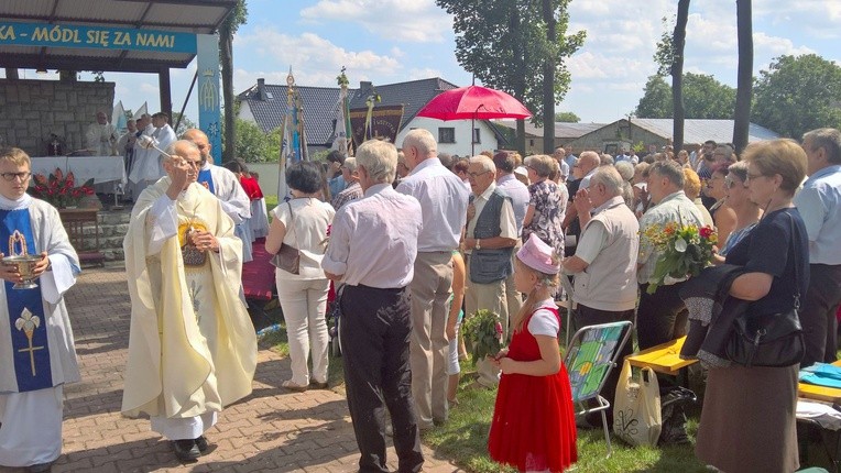 Maryja wskazuje na niebo