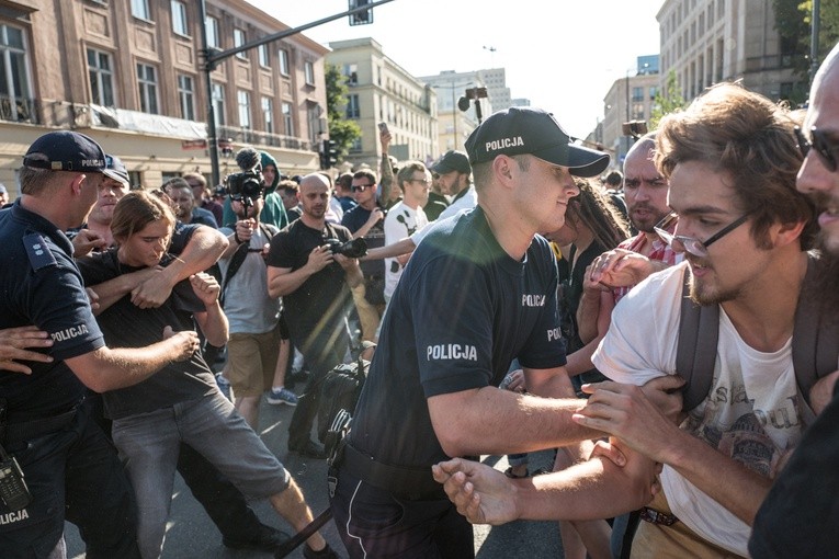 Marsz narodowców i blokady antyfaszytów
