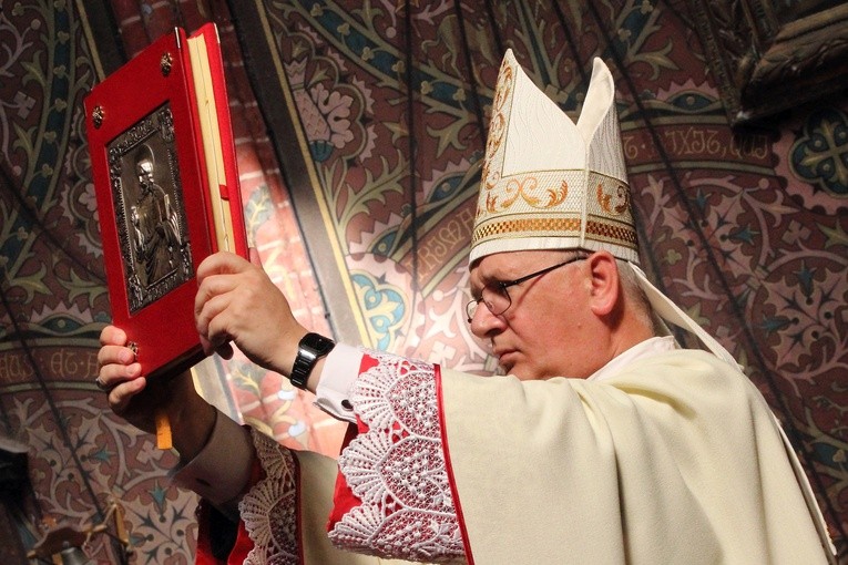 Nałożenie paliusza abp. Józefowi Górzyńskiemu