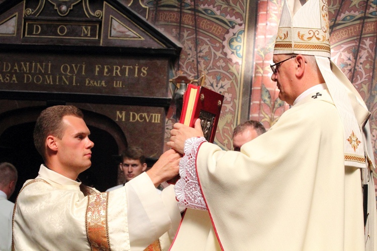 Nałożenie paliusza abp. Józefowi Górzyńskiemu