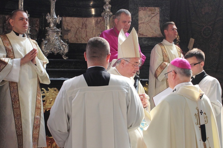 Nałożenie paliusza abp. Józefowi Górzyńskiemu