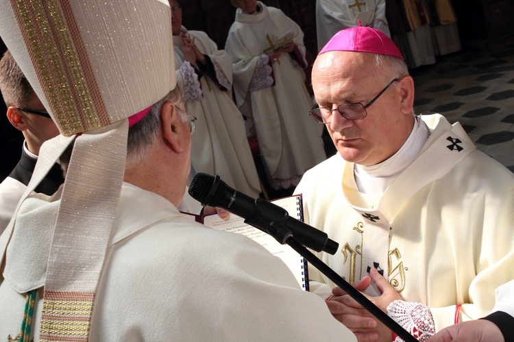 Nałożenie paliusza abp. Józefowi Górzyńskiemu