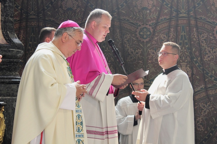 Nałożenie paliusza abp. Józefowi Górzyńskiemu