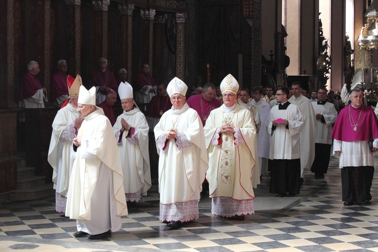 Nałożenie paliusza abp. Józefowi Górzyńskiemu