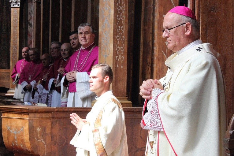 Nałożenie paliusza abp. Józefowi Górzyńskiemu