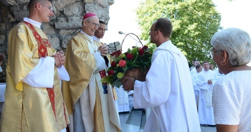 Pielgrzymi zaśpiewali jubilatowi "Sto lat"