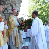 Pielgrzymi zaśpiewali jubilatowi "Sto lat"