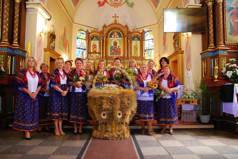 Panie z Koła Aktywnych Kobiet z wieńcem dożynkowym