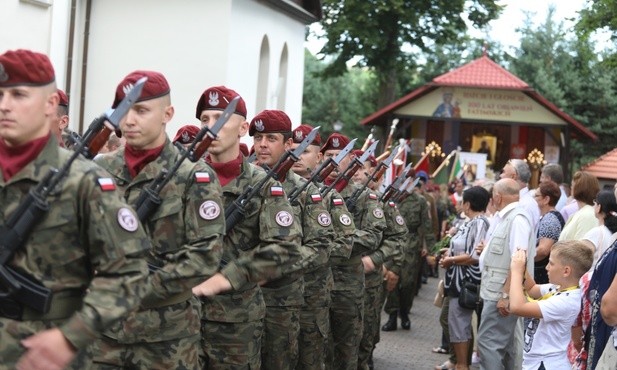 Kompania honorowa bielskich komandosów podczas uroczystej procesji w Rychwałdzie