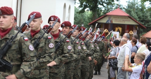 Kompania honorowa bielskich komandosów podczas uroczystej procesji w Rychwałdzie