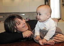 Vanna Pironato i jej przedwcześnie narodzona córeczka Amanda, uratowana za wstawiennictwem bł. Pawła VI. Na tym zdjęciu dziewczynka ma niewiele ponad rok.