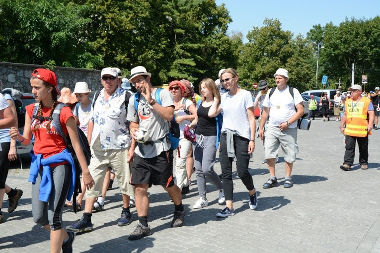 W drodze na pielgrzymkowy obiad