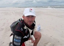 Żonglował butelkami na plaży, żeby ratować dzieci