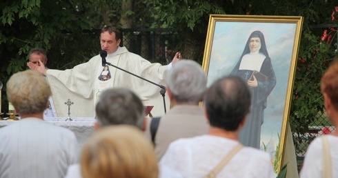 Ks. Adam Matysiak odprawia Mszę św. polową