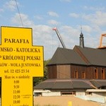 Osadzanie hełmu na wieży kościoła na Woli Justowskiej