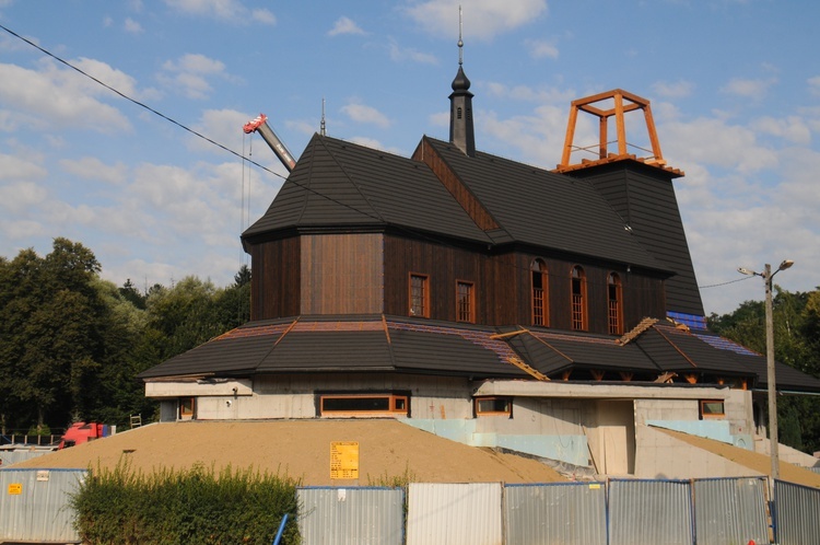 Osadzanie hełmu na wieży kościoła na Woli Justowskiej