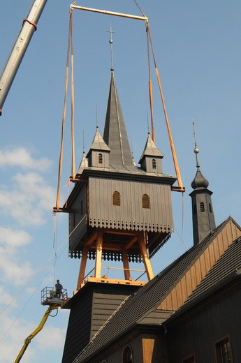 Osadzanie hełmu na wieży kościoła na Woli Justowskiej