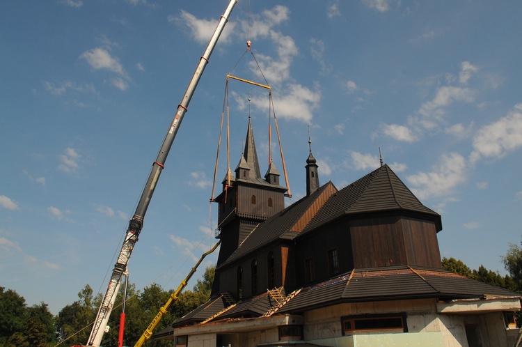 Osadzanie hełmu na wieży kościoła na Woli Justowskiej