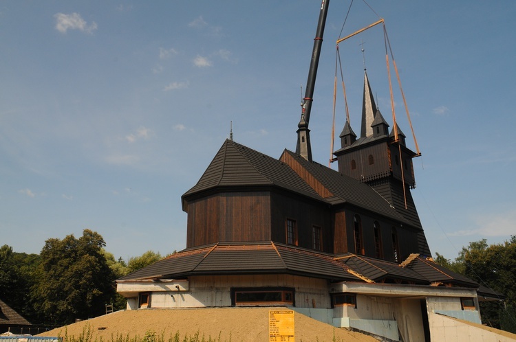 Osadzanie hełmu na wieży kościoła na Woli Justowskiej