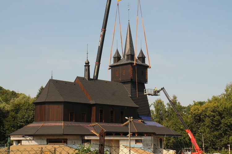 Osadzanie hełmu na wieży kościoła na Woli Justowskiej