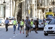 Atak terrorystyczny w Hiszpanii: Zamachowiec wjechał w tłum w Barcelonie