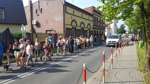 Pielgrzymi idą dziś przez cały dzień