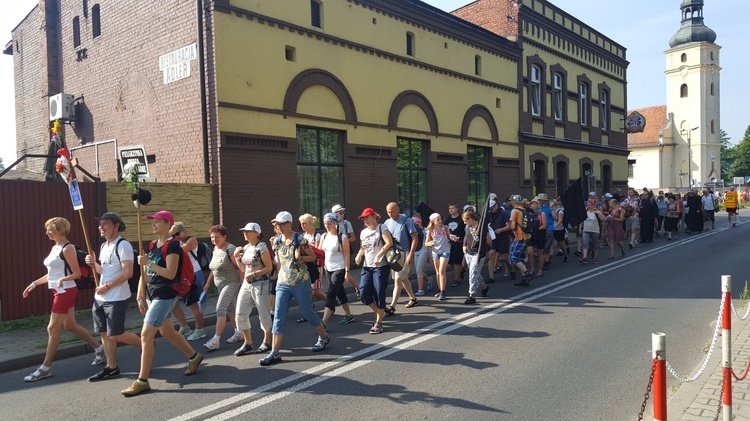 Pielgrzymi idą dziś przez cały dzień