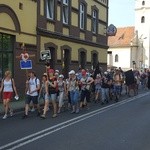 Pielgrzymi idą dziś przez cały dzień