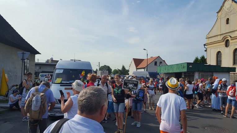 Pielgrzymi idą dziś przez cały dzień