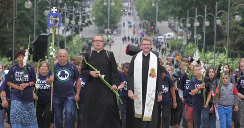 Grupa granatowa z Płońska i okolic wchodzi na Jasną Górę