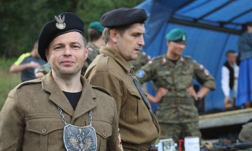 Po Mszy św. był czas na ognisko i powroty do dawnych partyzanckich historii