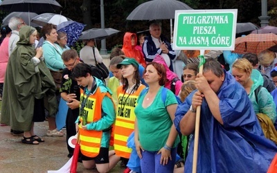 W ulewnym deszczu pokłonili się Maryi