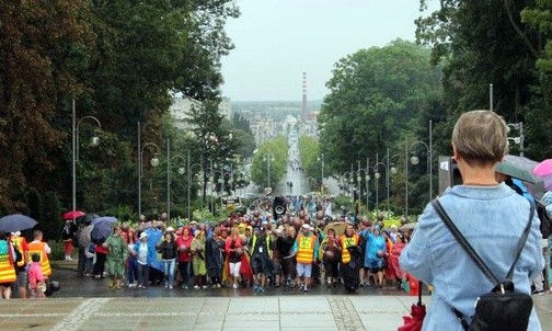 W ulewnym deszczu pokłonili się Maryi