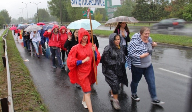 Uczestniczki Pielgrzymki Kobiet docierają do Piekar