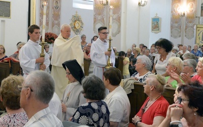 Bp Adam Odzimek udzielał indywidualnego błogosławieństwa Najświętszym Sakramentem