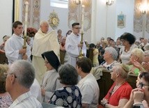 Bp Adam Odzimek udzielał indywidualnego błogosławieństwa Najświętszym Sakramentem
