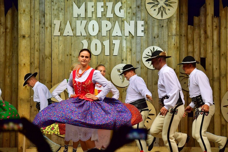 Prezentacja zespołów w namiocie festiwalowym 