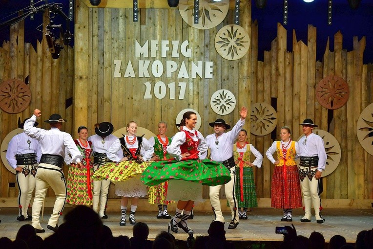 Prezentacja zespołów w namiocie festiwalowym 