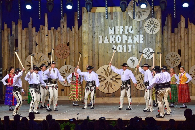 Prezentacja zespołów w namiocie festiwalowym 