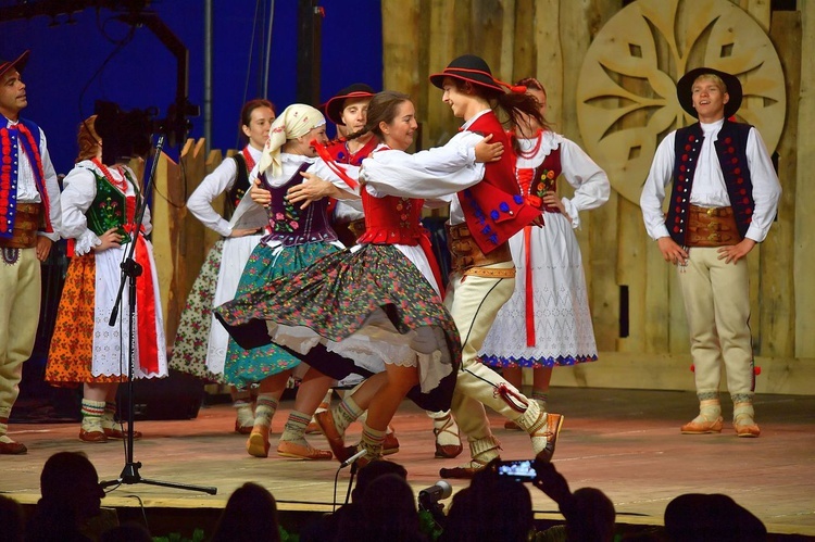 Prezentacja zespołów w namiocie festiwalowym 