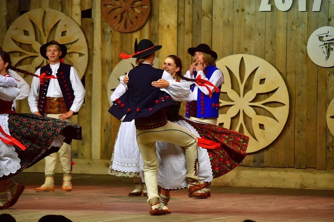 Prezentacja zespołów w namiocie festiwalowym 